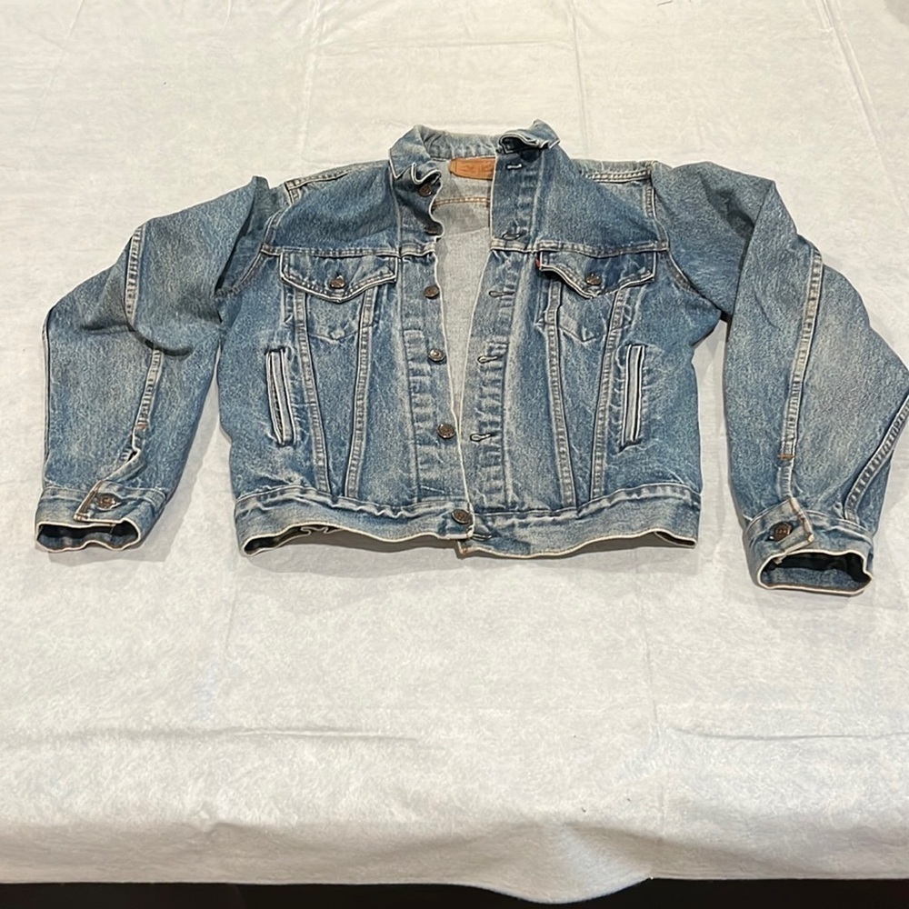 Vintage USA 90s Levi's Denim Jean Jacket in Size 40L